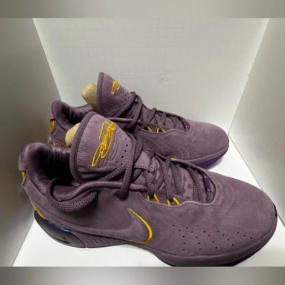 Purple Nike Air Zoom LeBron 2 trainers - Picture 2 of 3